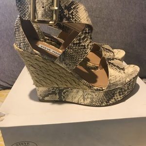 🔥Hot Item Snake Skin Steve Madden wedges🔥